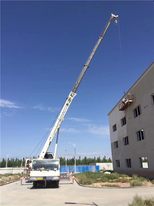 弓长岭区“轻装强干”—— 吊车的 “轻量化臂架” 技术